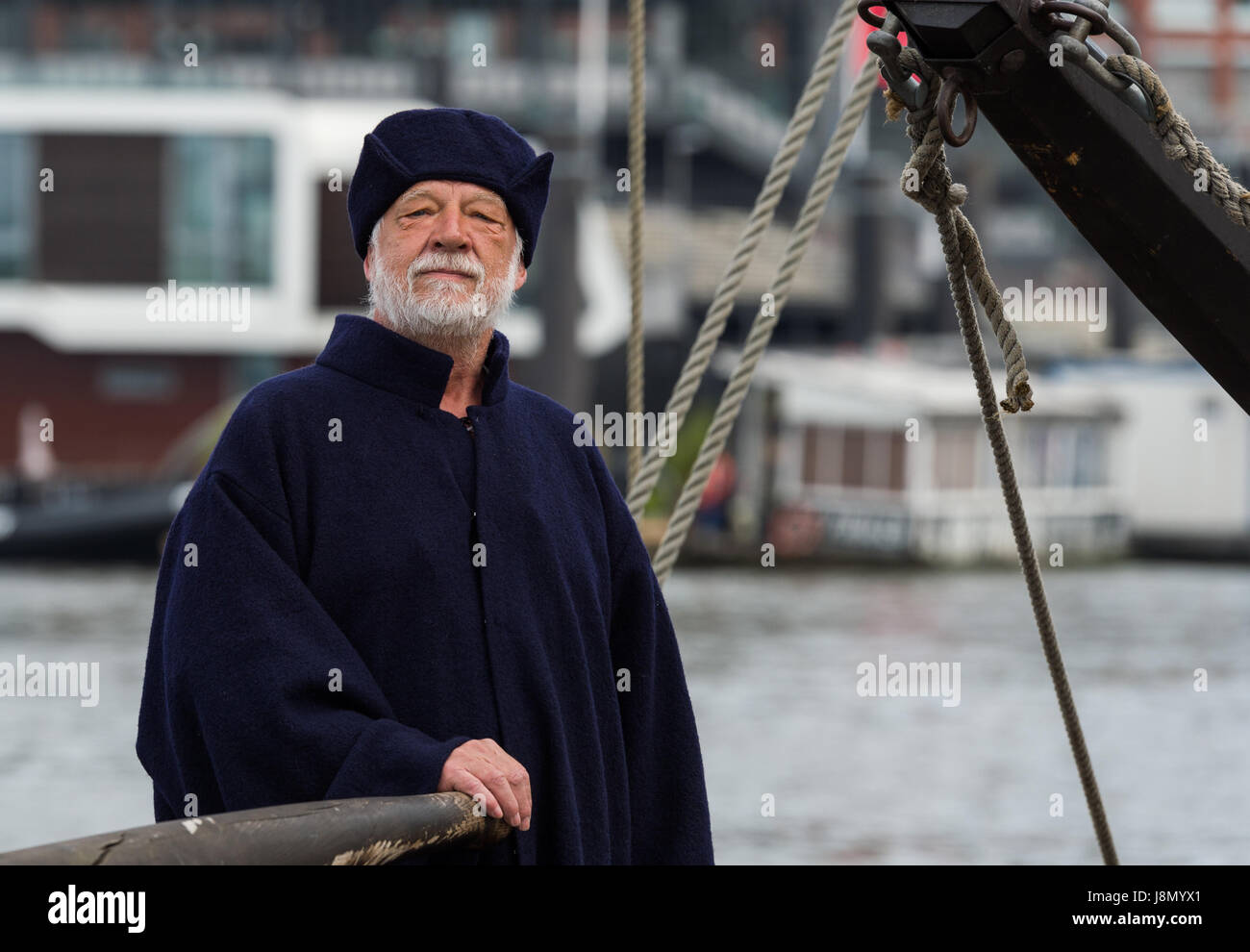 Hamburg, Deutschland. 29. Mai 2017. Ernst Boegershausen, Darstellung des Bürgermeisters von Lüneburg, Stände an Bord der "Salz-Ewer" Boot namens "De Sulte" von Lüneburg an der Elbe in Hamburg, Deutschland, 29. Mai 2017. Die historische Salz-Ewer brachte 500 Pfund "Michel Salt", die in Lüneburg geerntet wurde. Das besondere Salz wird am Pfingstmontag Sonntag während der Messe in der St. Michaelis Kirche verteilt werden. Foto: Christophe Gateau/Dpa/Alamy Live News Stockfoto