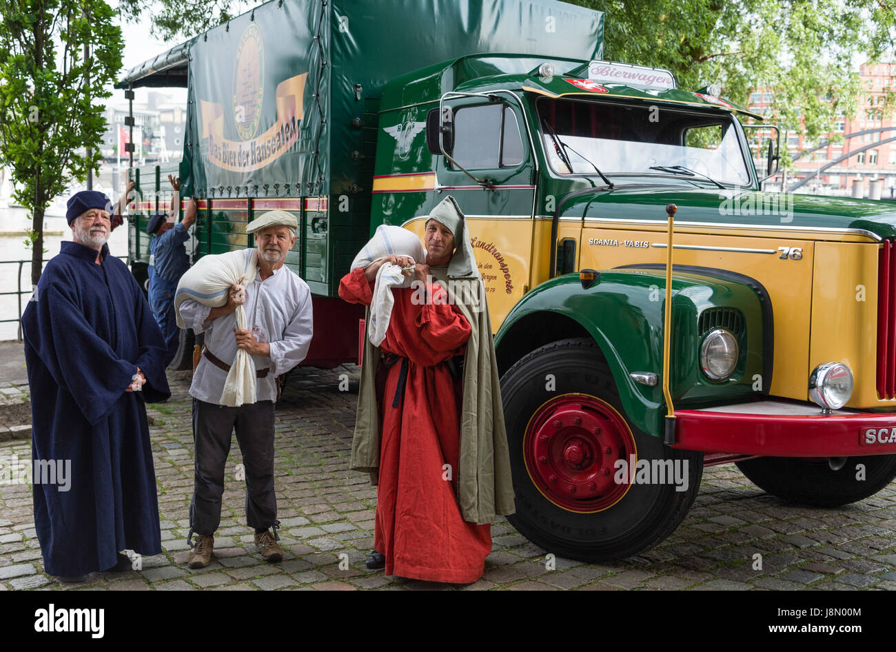 Hamburg, Deutschland. 29. Mai 2017. Ernst Boegershausen (L-R), Darstellung des Bürgermeisters von Lüneburg, Horst Brechert, spielen ein Boot Arbeiter und Juergen Thies, spielen einen Händler und Salz Meister Stand vor der Oldtimer mit Salz Säcke in Hamburg, Deutschland, 29. Mai 2017. Die historische Salz-Ewer brachte 500 Pfund "Michel Salt", die in Lüneburg geerntet wurde. Das besondere Salz wird am Pfingstmontag Sonntag während der Messe in der St. Michaelis Kirche verteilt werden. Foto: Christophe Gateau/Dpa/Alamy Live News Stockfoto