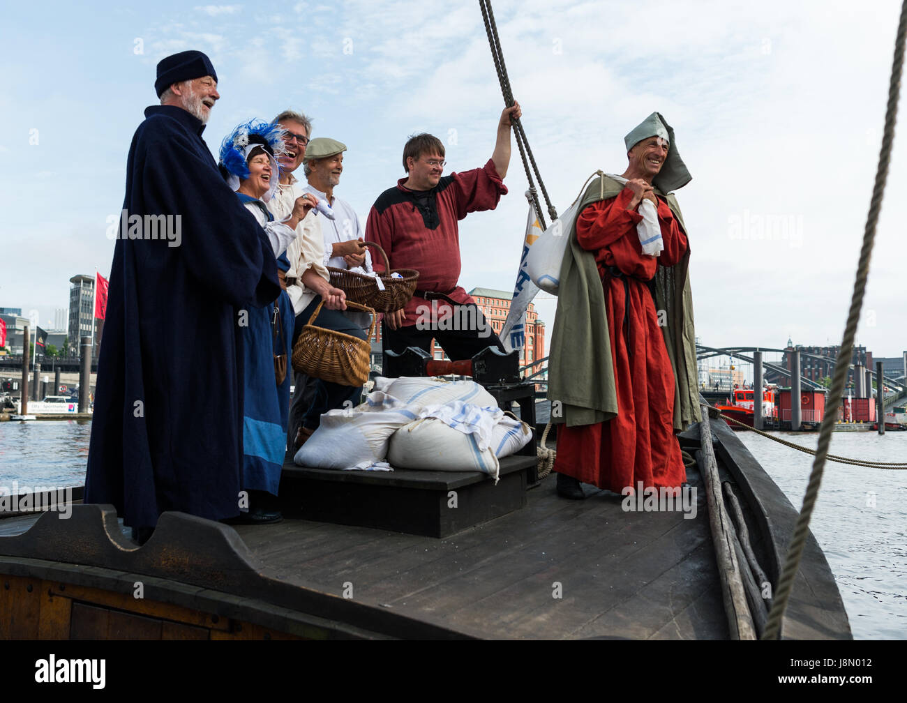 Hamburg, Deutschland. 29. Mai 2017. Ernst Boegershausen (L-R), Darstellung des Bürgermeisters von Lüneburg, Verena Fiedler als die Frau des Meisters Schiff, Horst Brechert und Joachim Moellendorf, Boot Arbeiter und Juergen Thies, spielen spielen einen Händler und Salz Meister Stand vor dem speziellen "Salz-Ewer" Boot in Hamburg, Deutschland, 29. Mai 2017. Die historische Salz-Ewer brachte 500 Pfund "Michel Salt", die in Lüneburg geerntet wurde. Das besondere Salz wird am Pfingstmontag Sonntag während der Messe in der St. Michaelis Kirche verteilt werden. Foto: Christophe Gateau/Dpa/Alamy Live News Stockfoto