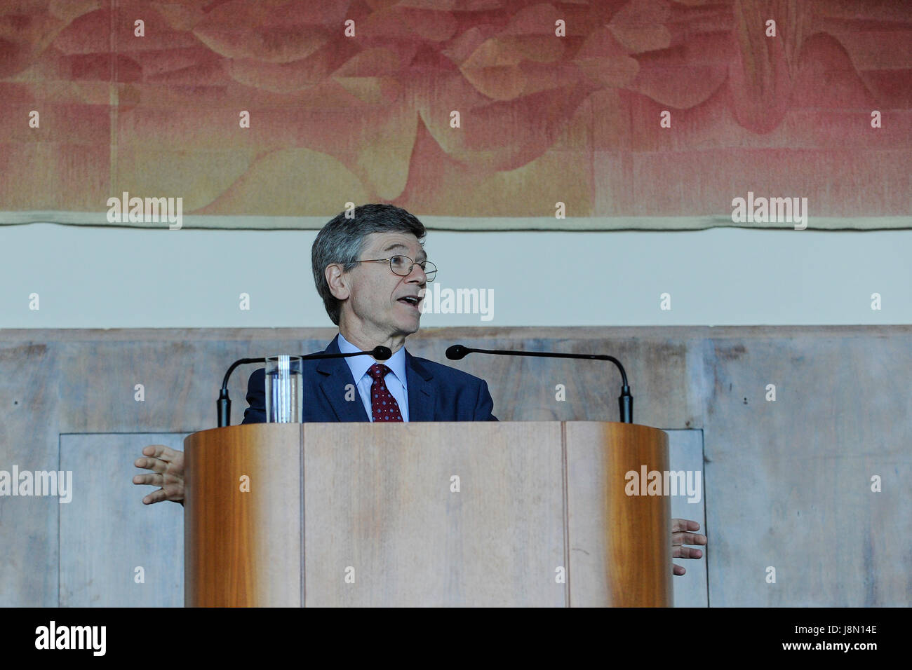 Jeffrey Sachs, der US-Ökonom und Professor an der Columbia University, spricht in seinem Vortrag über die Ziele einer nachhaltigen Entwicklung: Herausforderung für Central Europe in Prag, Tschechische Republik, 27. Mai 2017. (CTK Foto/Ondrej Demel) Stockfoto