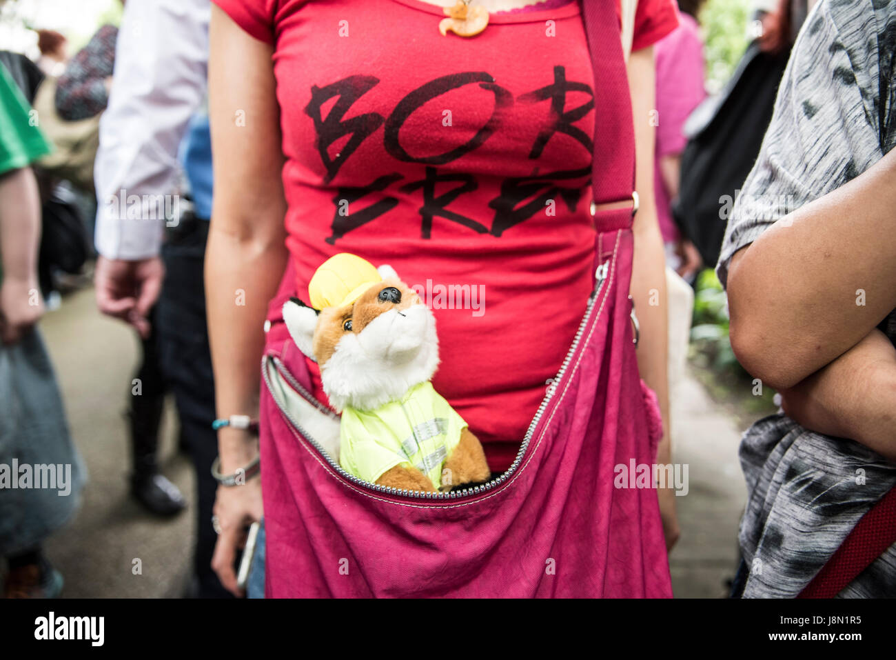 Fox-Hunting trägt März, 29. Mai 2017, London - eine Frau ein T-Short die "Born Free" und ein Fuchs Plüschtier sagt. Bildnachweis: Anja Riedmann/Alamy Live-Nachrichten Stockfoto