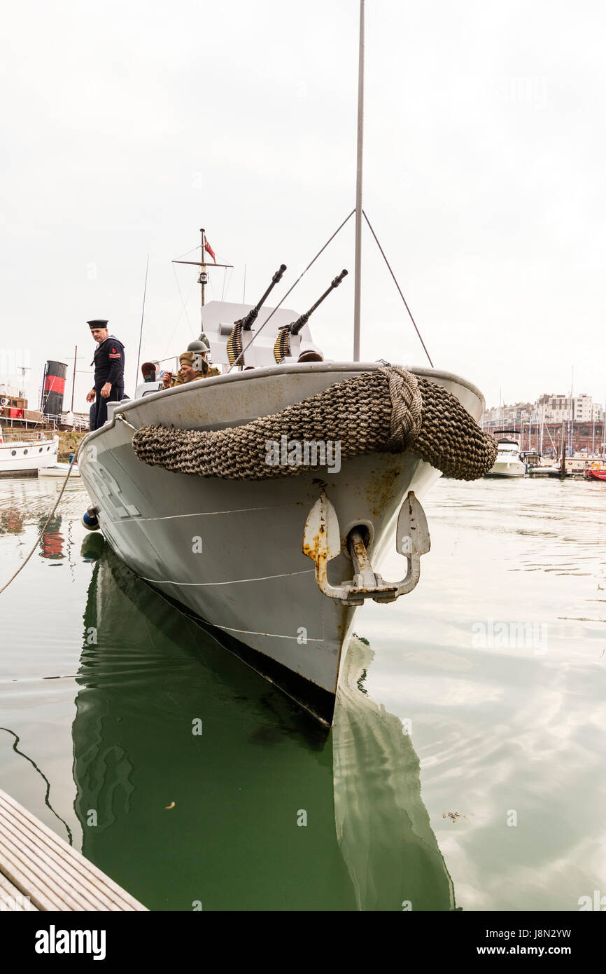 Evakuierung von Dünkirchen Re-enactment in Ramsgate Hafen in England. Uns Typ 21 Patrouillenboote, die restaurierte P22 nähern, wie es in Dock in Ramsgate Hafen mit Verwundeten und erschöpfte Britische Soldaten an Bord kommt. Stockfoto