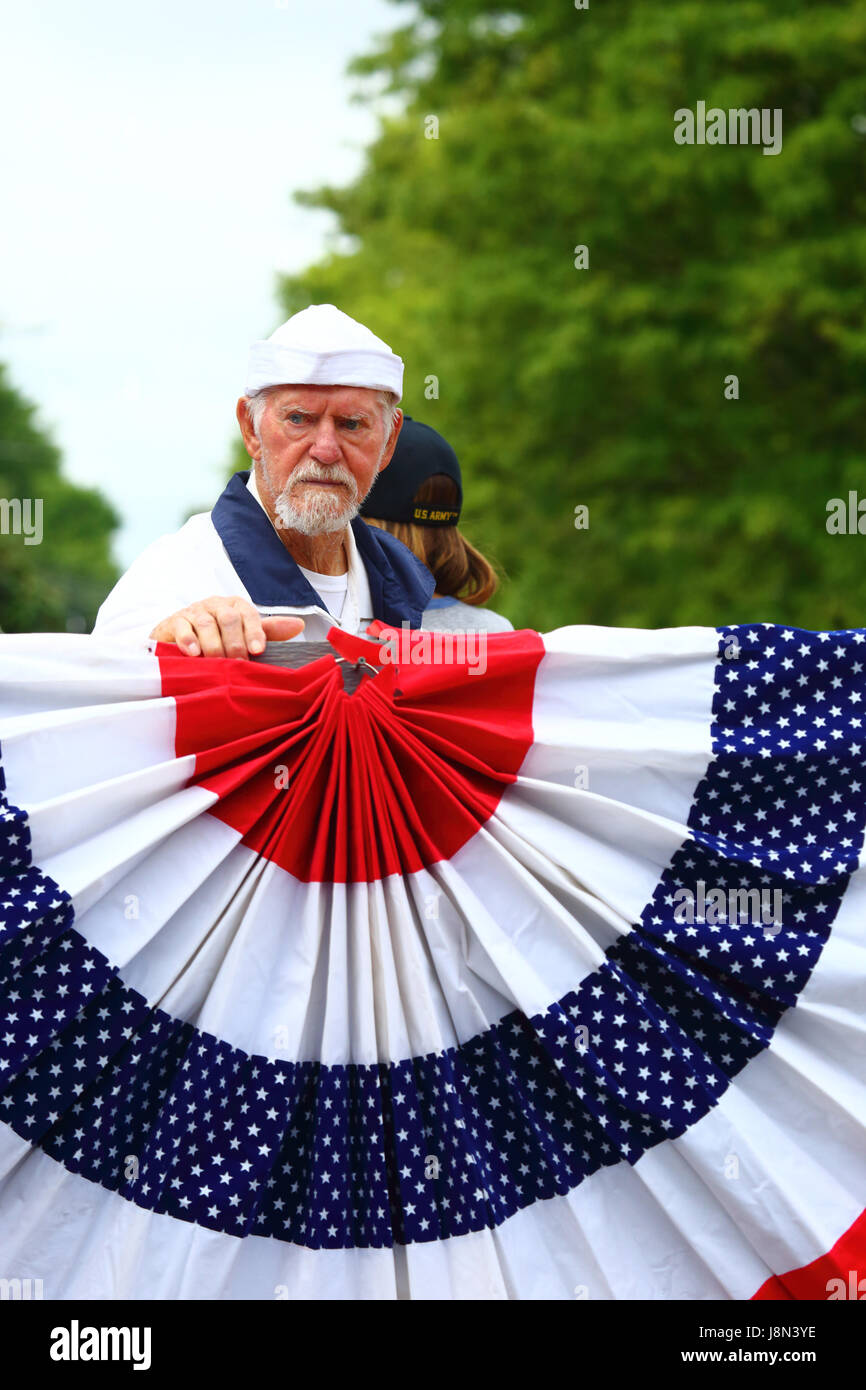 Westminster, Maryland, USA. 29. Mai 2017. Eine Marine Veteran beteiligt sich an Paraden für Memorial Day, ein Feiertag in den Vereinigten Staaten für das Gedenken an die verstorbenen während des Dienstes in den Streitkräften des Landes. Bildnachweis: James Brunker/Alamy Live-Nachrichten Stockfoto