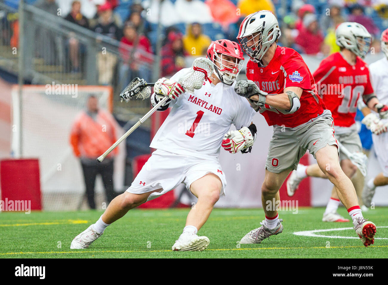 Gillette Stadium. 29. Mai 2017. MA, USA; Maryland Terrapins Attackmen Matt Rambo (1) und Ohio State Buckeyes Verteidiger Ben Randall (40) in Aktion während der NCAA Division 1-Lacrosse-Meisterschaftsspiel zwischen Ohio State Buckeyes und Maryland Terrapins Gillette Stadium. Maryland gewann 9-6. Anthony Nesmith/Cal Sport Media/Alamy Live-Nachrichten Stockfoto