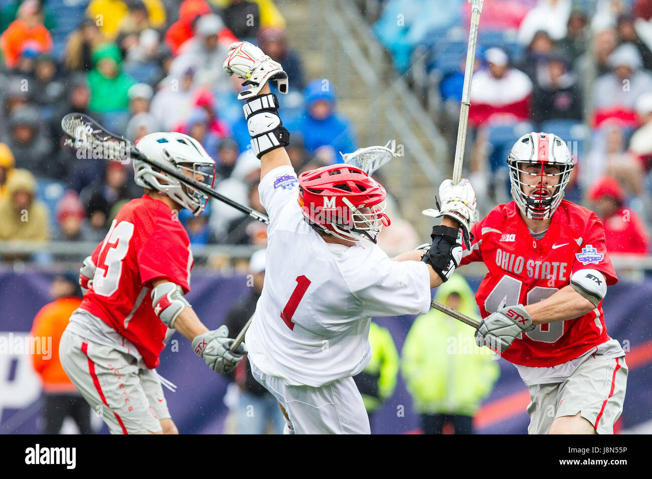 Gillette Stadium. 29. Mai 2017. MA, USA; Ohio State Buckeyes Verteidiger Ben Randall (40) und Maryland Terrapins Attackmen Matt Rambo (1) in Aktion während der NCAA Division 1-Lacrosse-Meisterschaftsspiel zwischen Ohio State Buckeyes und Maryland Terrapins Gillette Stadium. Maryland gewann 9-6. Anthony Nesmith/Cal Sport Media/Alamy Live-Nachrichten Stockfoto