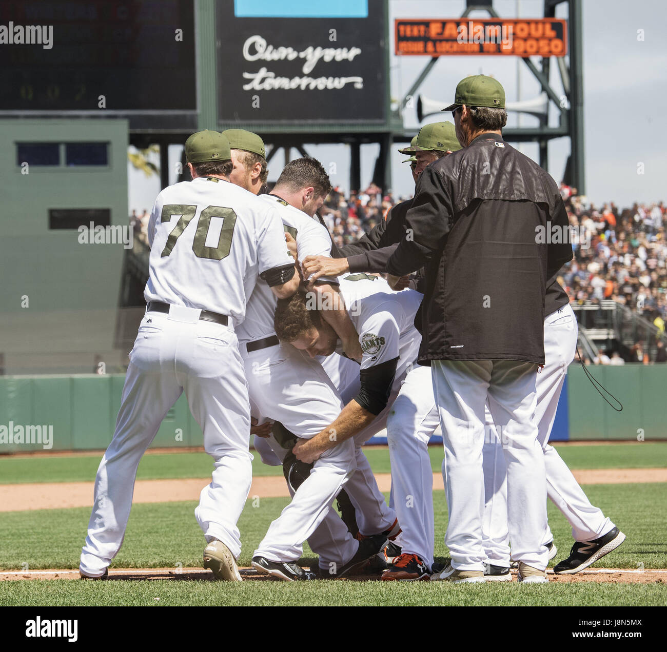 San Francisco, Kalifornien, USA. 29. Mai 2017. Während eines Kampfes, das brach während der achten Inning, Recht Fielder Hunter Pence (8), Entlastung Krug George Kontos (70) und right Fielder Mac Williamson (51), versuchen aus dem Feld, in einem MLB-Baseball-Spiel zwischen den Washington Nationals und die San Francisco Giants am Memorial Day im AT&T Park in San Francisco, San Francisco Giants Entlastung Krug Hunter Strickland (60) zu bewegen , California. Valerie Shoaps/CSM/Alamy Live-Nachrichten Stockfoto