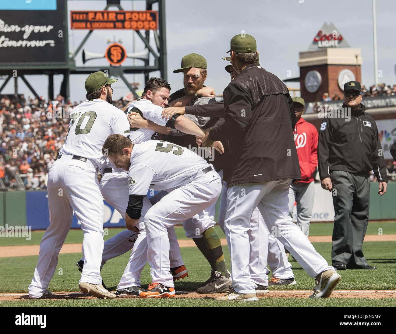 San Francisco, Kalifornien, USA. 29. Mai 2017. Während eines Kampfes, das brach während der achten Inning, Recht Fielder Hunter Pence (8), Entlastung Krug George Kontos (70) und right Fielder Mac Williamson (51), versuchen aus dem Feld, in einem MLB-Baseball-Spiel zwischen den Washington Nationals und die San Francisco Giants am Memorial Day im AT&T Park in San Francisco, San Francisco Giants Entlastung Krug Hunter Strickland (60) zu bewegen , California. Valerie Shoaps/CSM/Alamy Live-Nachrichten Stockfoto