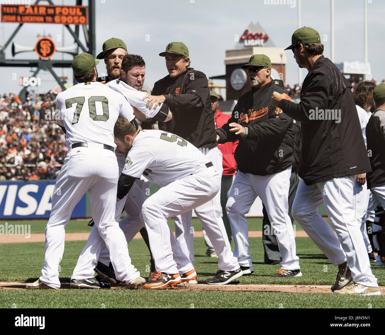 San Francisco, Kalifornien, USA. 29. Mai 2017. Während eines Kampfes, das brach während der achten Inning, Recht Fielder Hunter Pence (8), Entlastung Krug George Kontos (70) und right Fielder Mac Williamson (51), versuchen aus dem Feld, in einem MLB-Baseball-Spiel zwischen den Washington Nationals und die San Francisco Giants am Memorial Day im AT&T Park in San Francisco, San Francisco Giants Entlastung Krug Hunter Strickland (60) zu bewegen , California. Valerie Shoaps/CSM/Alamy Live-Nachrichten Stockfoto