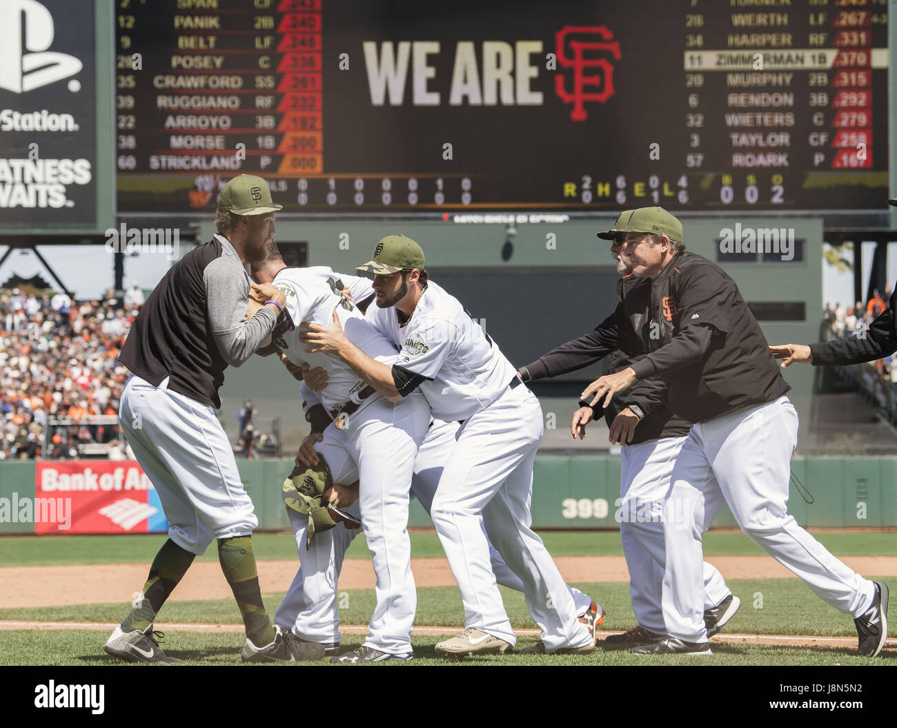 San Francisco, Kalifornien, USA. 29. Mai 2017. Während eines Kampfes, das brach während der achten Inning, Recht Fielder Hunter Pence (8), Entlastung Krug George Kontos (70) und right Fielder Mac Williamson (51), versuchen aus dem Feld, in einem MLB-Baseball-Spiel zwischen den Washington Nationals und die San Francisco Giants am Memorial Day im AT&T Park in San Francisco, San Francisco Giants Entlastung Krug Hunter Strickland (60) zu bewegen , California. Valerie Shoaps/CSM/Alamy Live-Nachrichten Stockfoto