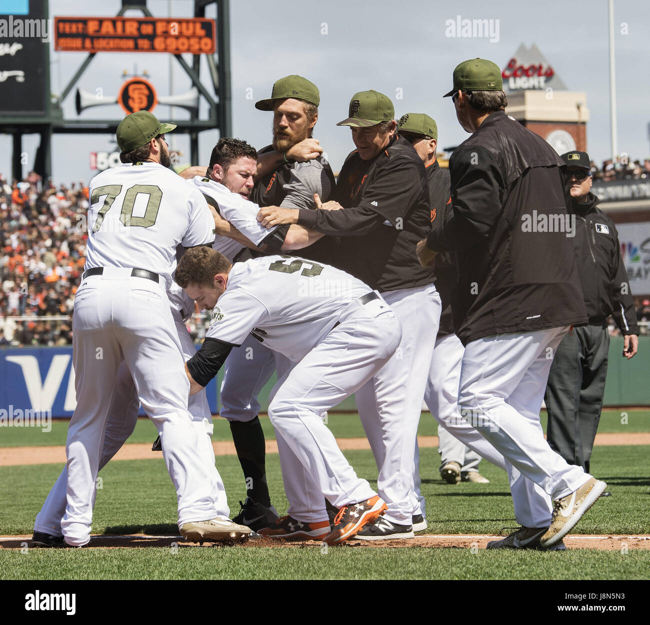 San Francisco, Kalifornien, USA. 29. Mai 2017. Während eines Kampfes, das brach während der achten Inning, Recht Fielder Hunter Pence (8), Entlastung Krug George Kontos (70) und right Fielder Mac Williamson (51), versuchen aus dem Feld, in einem MLB-Baseball-Spiel zwischen den Washington Nationals und die San Francisco Giants am Memorial Day im AT&T Park in San Francisco, San Francisco Giants Entlastung Krug Hunter Strickland (60) zu bewegen , California. Valerie Shoaps/CSM/Alamy Live-Nachrichten Stockfoto