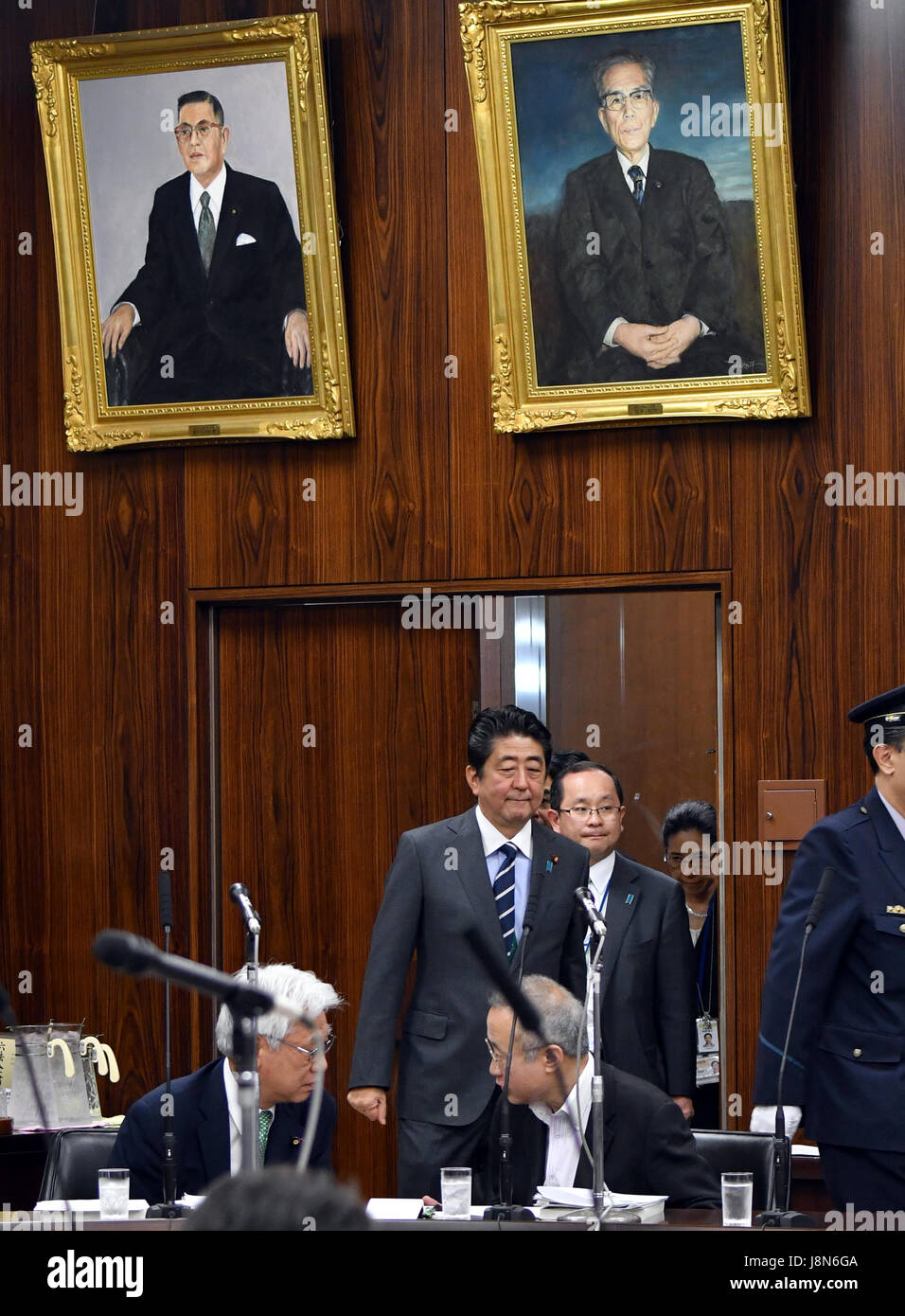 Tokio, Japan. 30. Mai, 3017. Japans Ministerpräsident Shinzo Abe kommt für eine Sitzung des Ausschusses für Justiz Oberhaus in der Ernährung in Tokio am Dienstag, 30. Mai 2017. Die untere Kammer billigte einen Gesetzentwurf, der Behörden, die der Planung schwerer Verbrechens schuldig zu bestrafen, Rechtsvorschriften, die die Gegner sagen könnte verwendet werden, um grundlegende bürgerliche Freiheiten untergraben, aber die vorgeschlagene Regelung, genannt die "Verschwörung Bill," noch Oberhaus genehmigungspflichtig. Bildnachweis: Natsuki Sakai/AFLO/Alamy Live-Nachrichten Stockfoto