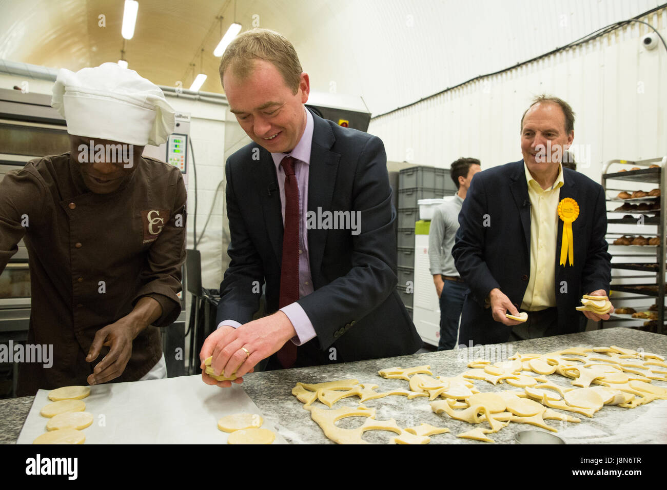 London, UK. 30. Mai 2017. Tim Farron, Führer der Liberaldemokraten, erhält eine Backen Lektion mit ehemaliger Abgeordneter für Bermondsey und alte Southwark Sir Simon Hughes im Herzen von seinem zukünftigen Wahlkreis am Comptoir Gourmand, eine handwerkliche Bäckerei unter der Bahnbögen. Bildnachweis: Mark Kerrison/Alamy Live-Nachrichten Stockfoto