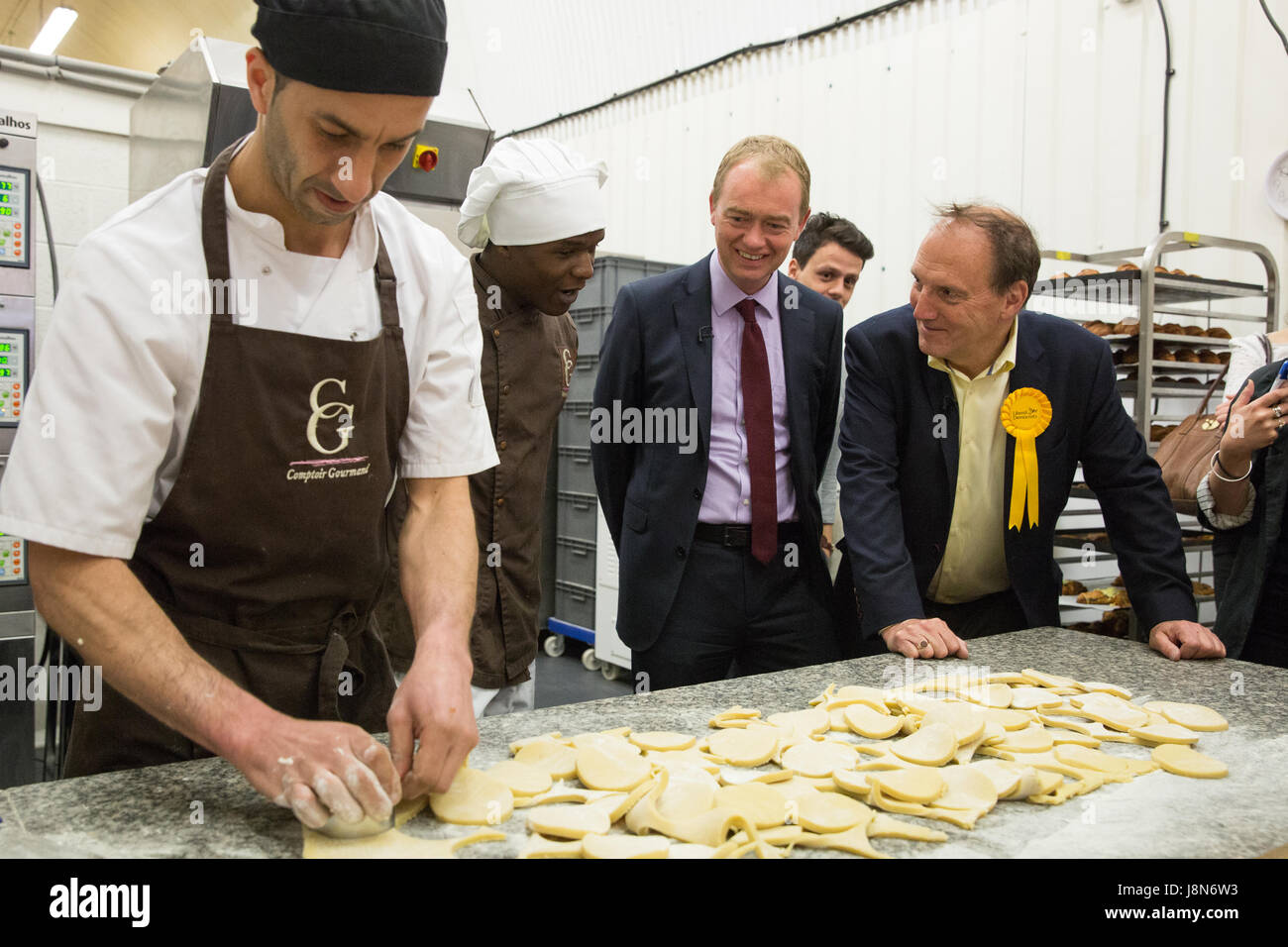 London, UK. 30. Mai 2017. Tim Farron, Führer der Liberaldemokraten, erhält eine Backen Lektion mit ehemaliger Abgeordneter für Bermondsey und alte Southwark Sir Simon Hughes im Herzen von seinem zukünftigen Wahlkreis am Comptoir Gourmand, eine handwerkliche Bäckerei unter der Bahnbögen. Bildnachweis: Mark Kerrison/Alamy Live-Nachrichten Stockfoto