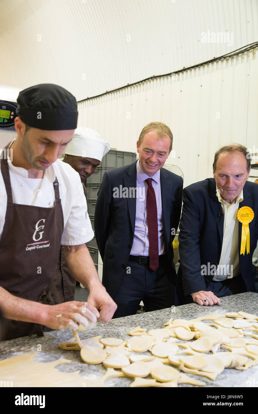 London, UK. 30. Mai 2017. Tim Farron, Führer der Liberaldemokraten, erhält eine Backen Lektion mit ehemaliger Abgeordneter für Bermondsey und alte Southwark Sir Simon Hughes im Herzen von seinem zukünftigen Wahlkreis am Comptoir Gourmand, eine handwerkliche Bäckerei unter der Bahnbögen. Bildnachweis: Mark Kerrison/Alamy Live-Nachrichten Stockfoto