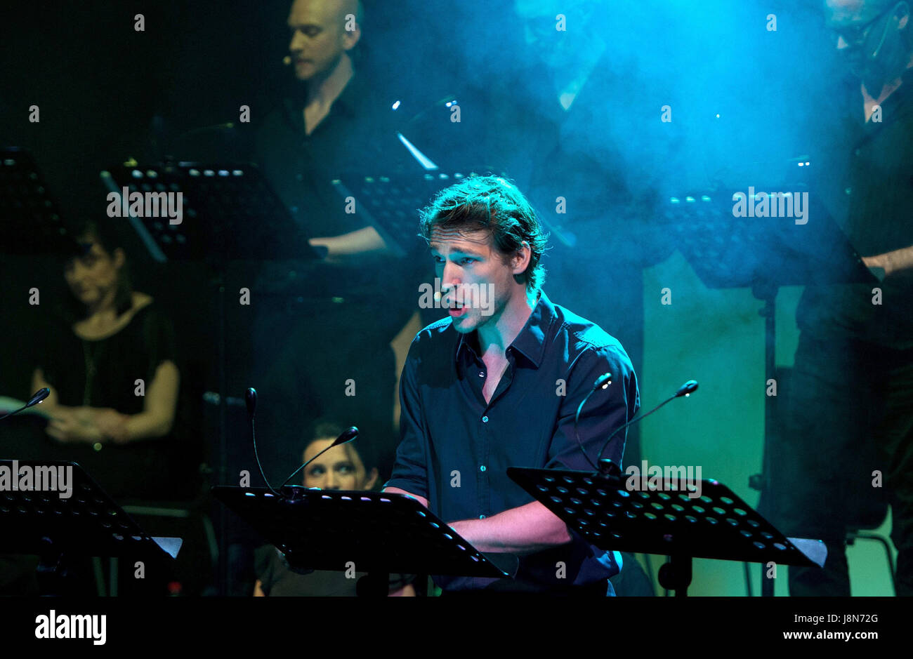 Berlin, Deutschland. 29. Mai 2017. Musicaldarsteller Friedrich Rau führt während der Präsentation des musikalischen "Zeppelin" in ihren jeweiligen Rollen als Graf Ferdinand von Zeppelin auf der Bühne in Berlin, Deutschland, 29. Mai 2017. Das Spiel geht es um die letzte Reise der Hindenburg. Foto: Monika Skolimowska/Dpa/Alamy Live News Stockfoto