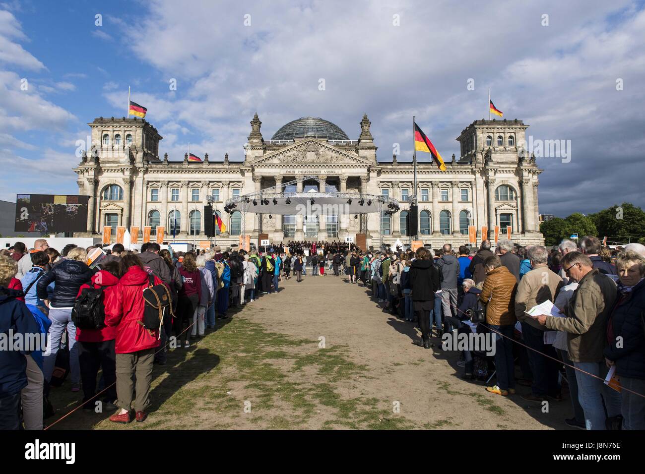 Berlin, Berlin, Deutschland. 24. Mai 2017. Hilfsprojekte vor den Deutschen Reichstag während der 36. Deutschen Evangelischen Kirchentag stattfindenden findet in Berlin und Wittenberg vom 24. bis 28. Mai 2017 unter dem Motto "Du siehst mich" [Deutsch: "Du Siehst mich" Credit: Jan Scheunert/ZUMA Draht/Alamy Live News Stockfoto