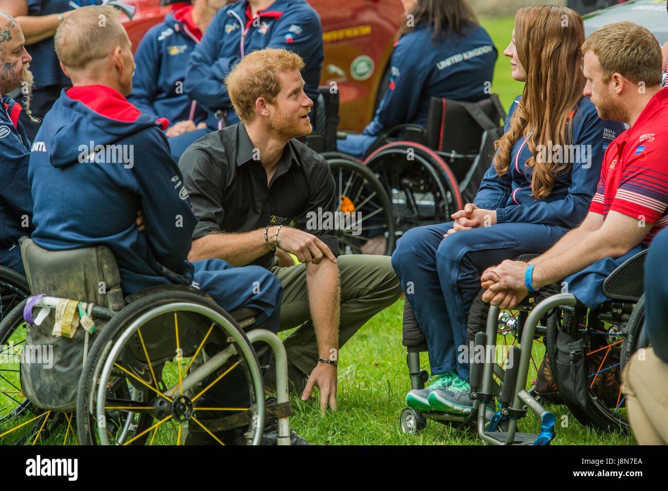 London, UK. 30. Mai 2017. Prinz Harry spricht mit Rollstuhl-Team-Mitglieder, wie er die Einführung des britischen Teams für Invictus Games Toronto Tower of London besucht. Invictus Games wurde für verletzte Soldaten eingerichtet. London-30. Mai 2017-Credit: Guy Bell/Alamy Live-Nachrichten Stockfoto