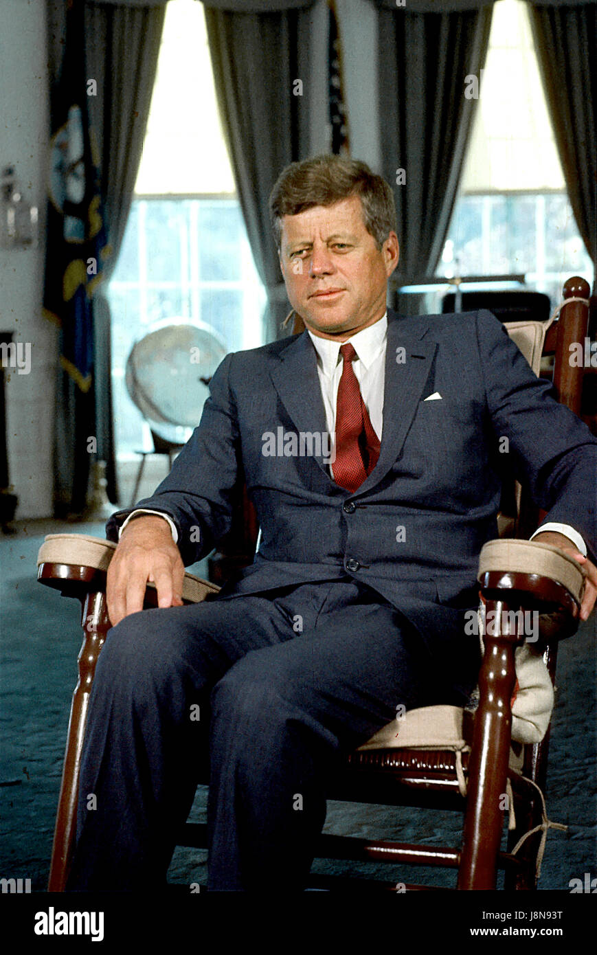 Washington, D.C. - undatierte Datei Foto c. 1963--US-Präsident John F. Kennedy sitzt in seinem Schaukelstuhl im Oval Office des weißen Hauses in Washington, DC. Bildnachweis: Arnie Sachs - CNP /MediaPunch Stockfoto