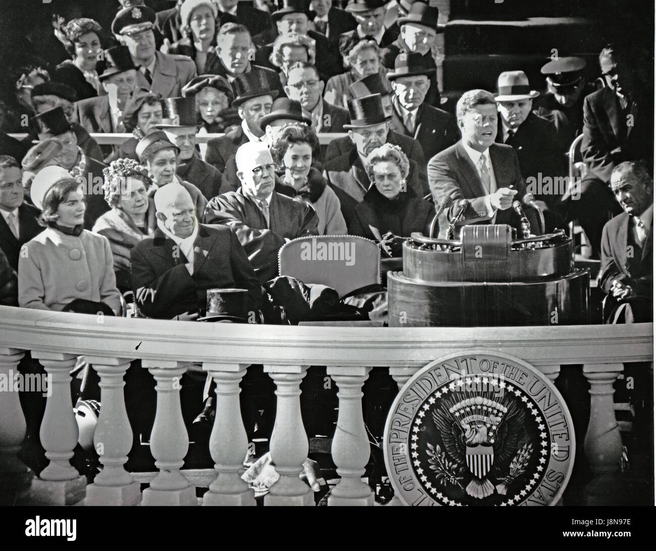 US-Präsident John F. Kennedy liefert seine Antrittsrede nachdem er geschworen-in als 35. Präsident der Vereinigten Staaten auf die Ostfassade des Kapitols in Washington, D.C. auf Freitag, 20. Januar 1961.  First Lady Jacqueline Kennedy, ehemaliger US-Präsident Dwight D. Eisenhower und US Chief Justice Earl Warren blicken auf von links und US-Vizepräsident Lyndon B. Johnson blickt auf von rechts... Bildnachweis: Arnie Sachs / CNP /MediaPunch Stockfoto