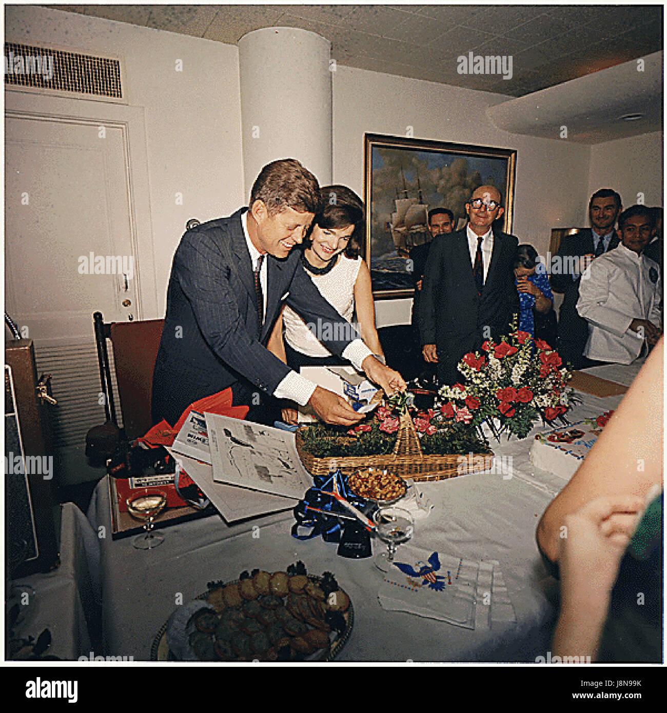 Washington, DC--Des Präsidenten Geburtstagsparty, von White House Staff am 29. Mai 1963 in das Weiße Haus Navy Mess Hall gegeben. Von links nach rechts: US-Präsident John F. Kennedy, First Lady Jacqueline Kennedy, Dave Powers, Kenneth O'Donnell, andere. White House, Marine Mess Hall. Obligatorische Credit: Robert Knudsen/weißen Haus über CNP /MediaPunch Stockfoto