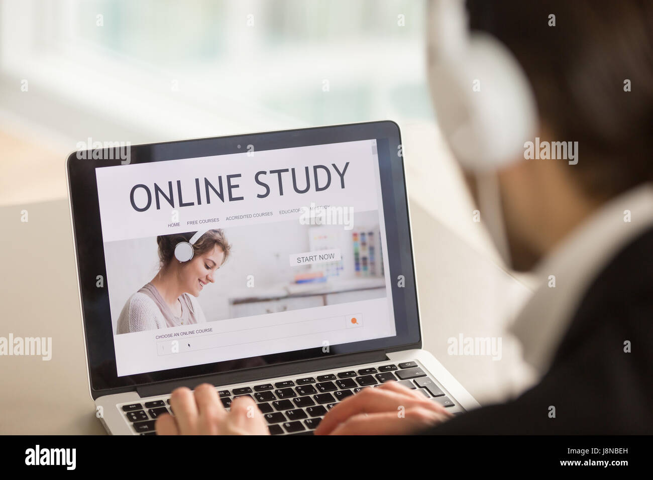 Mann im Kopfhörer suchen pädagogische Kurs auf der Website Online-Studie. Student mit Laptop kostenlos finden Kurse Universität Fernstudium inter Stockfoto