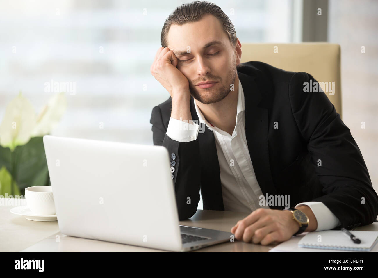 Müde Männer Unternehmer schlummert bei der Arbeit Stockfoto