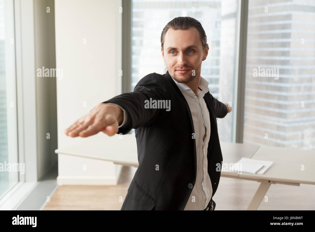 Geschäftsmann praktiziert Yoga im Büro für wellness Stockfoto