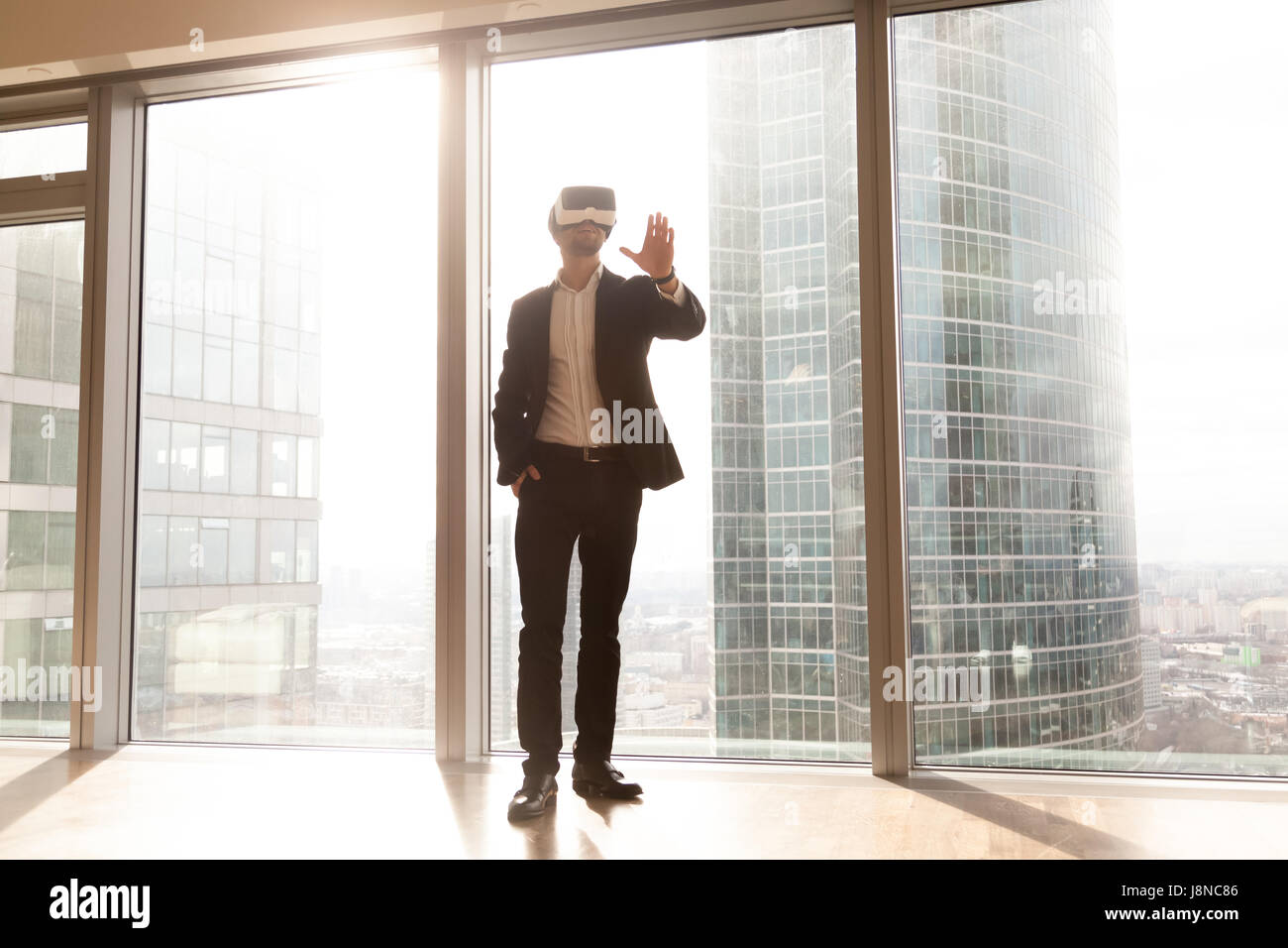 Mann in VR Kopfhörer genießt interior 3d Visualisierung Stockfoto