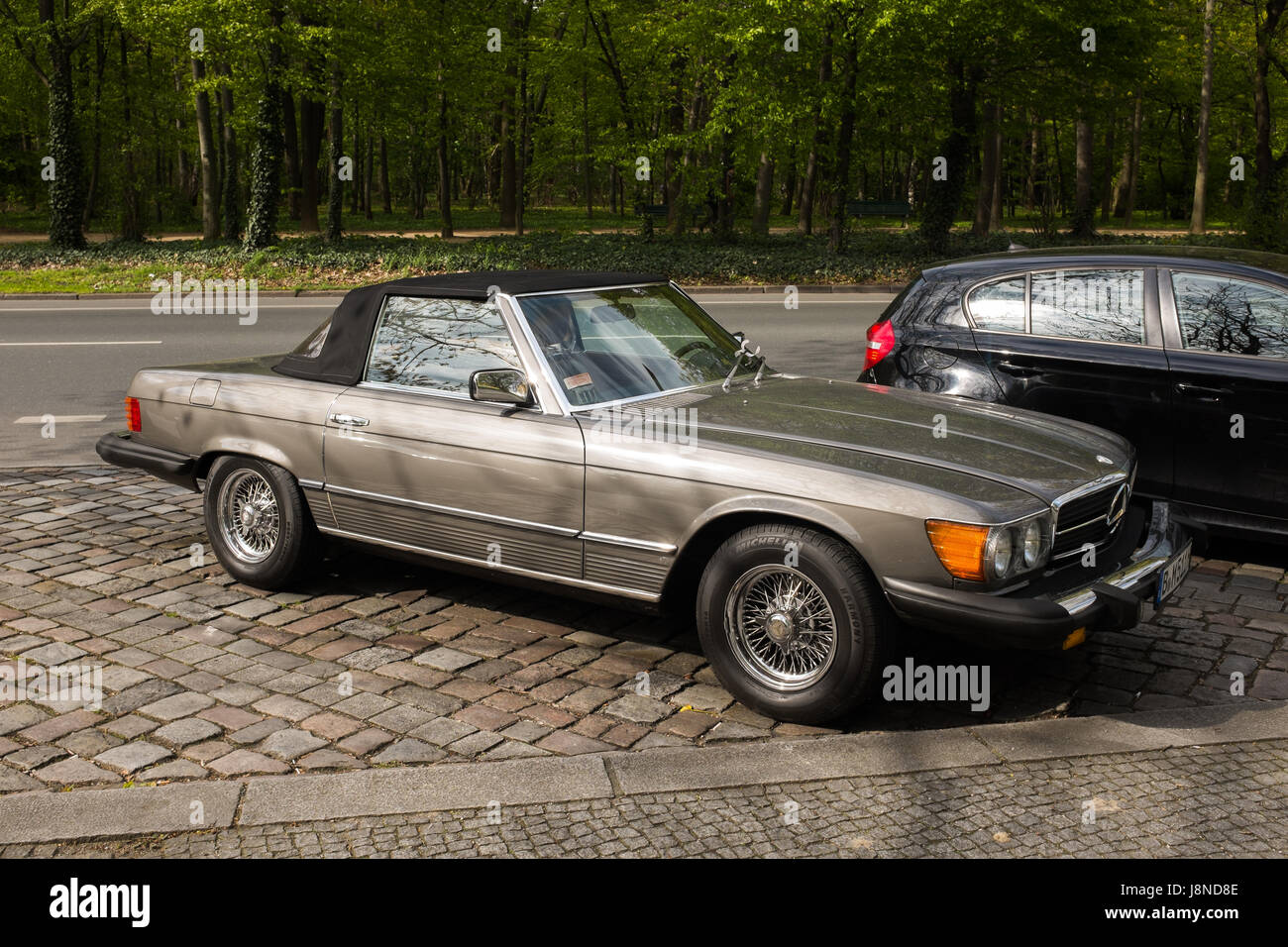 BERLIN, 24. APRIL: A Vintage Mercedes Benz SL500 Roadster aus den 70er Jahren in Berlin am 24. April 2017 geparkt. Stockfoto