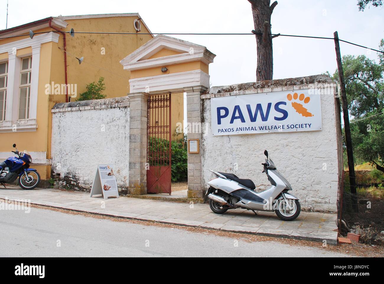 Exterieur der Pfoten (Paxos Animal Welfare Society) Klinik am Magazia auf der griechischen Insel Paxos am 18. Juni 2014. Die Klinik im Jahr 2013 eröffnet. Stockfoto