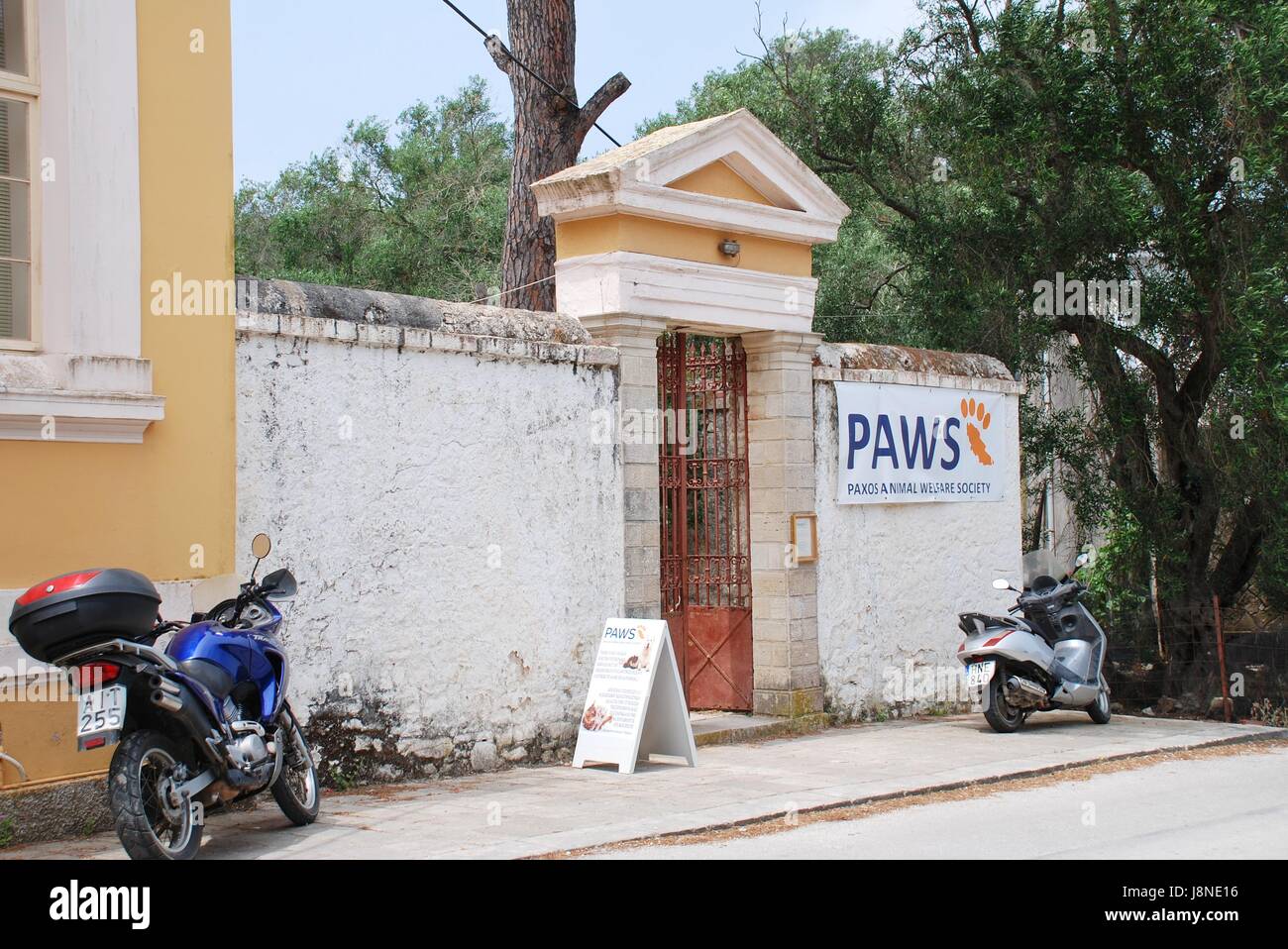 Exterieur der Pfoten (Paxos Animal Welfare Society) Klinik am Magazia auf der griechischen Insel Paxos am 18. Juni 2014. Die Klinik im Jahr 2013 eröffnet. Stockfoto