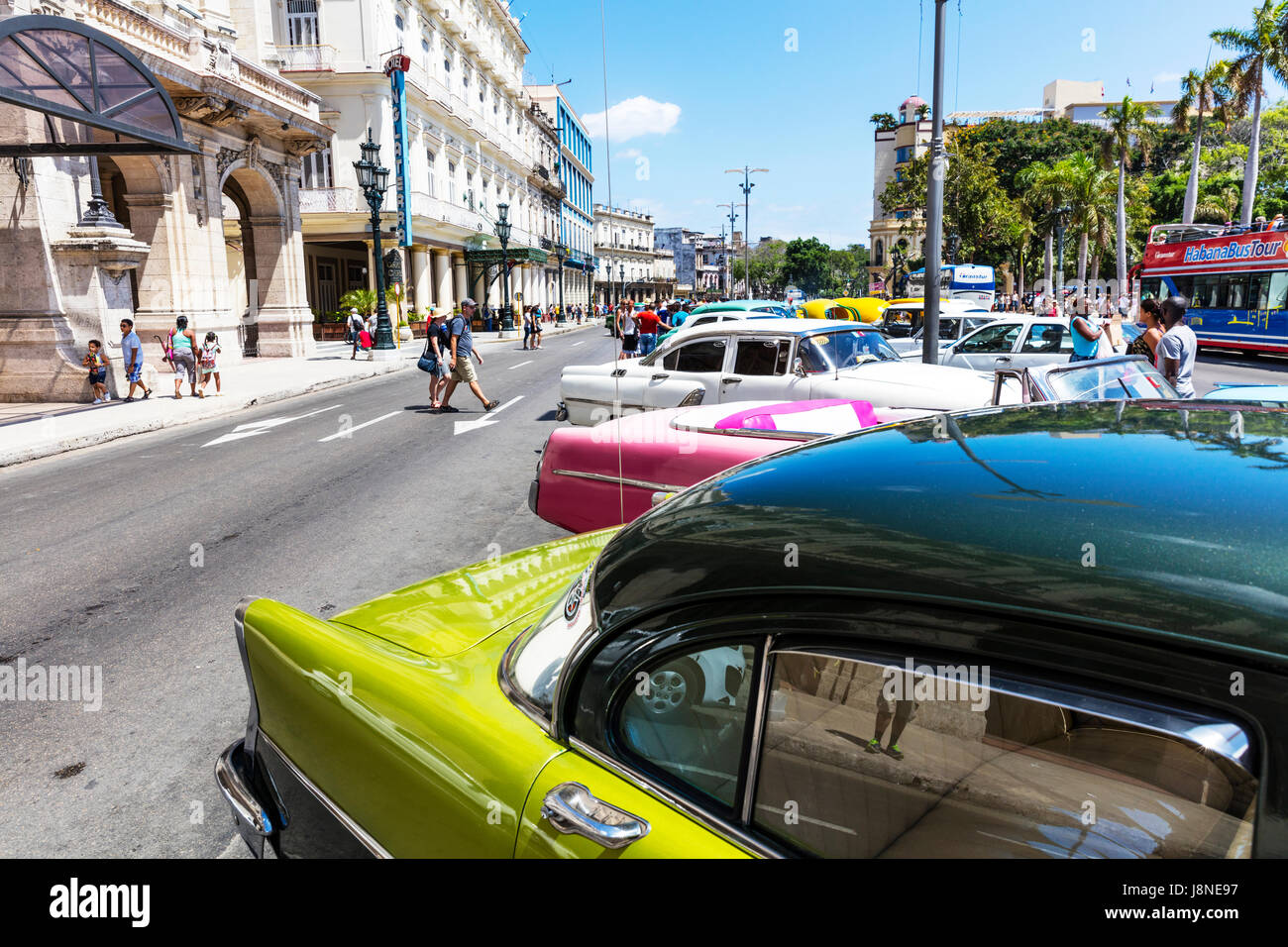 Kubanische Autos geparkt in Havanna, Kuba-Oldtimer, amerikanische Oldtimer Kuba, Kuba, Havanna, Auto, Autos, Oldtimer, Stockfoto