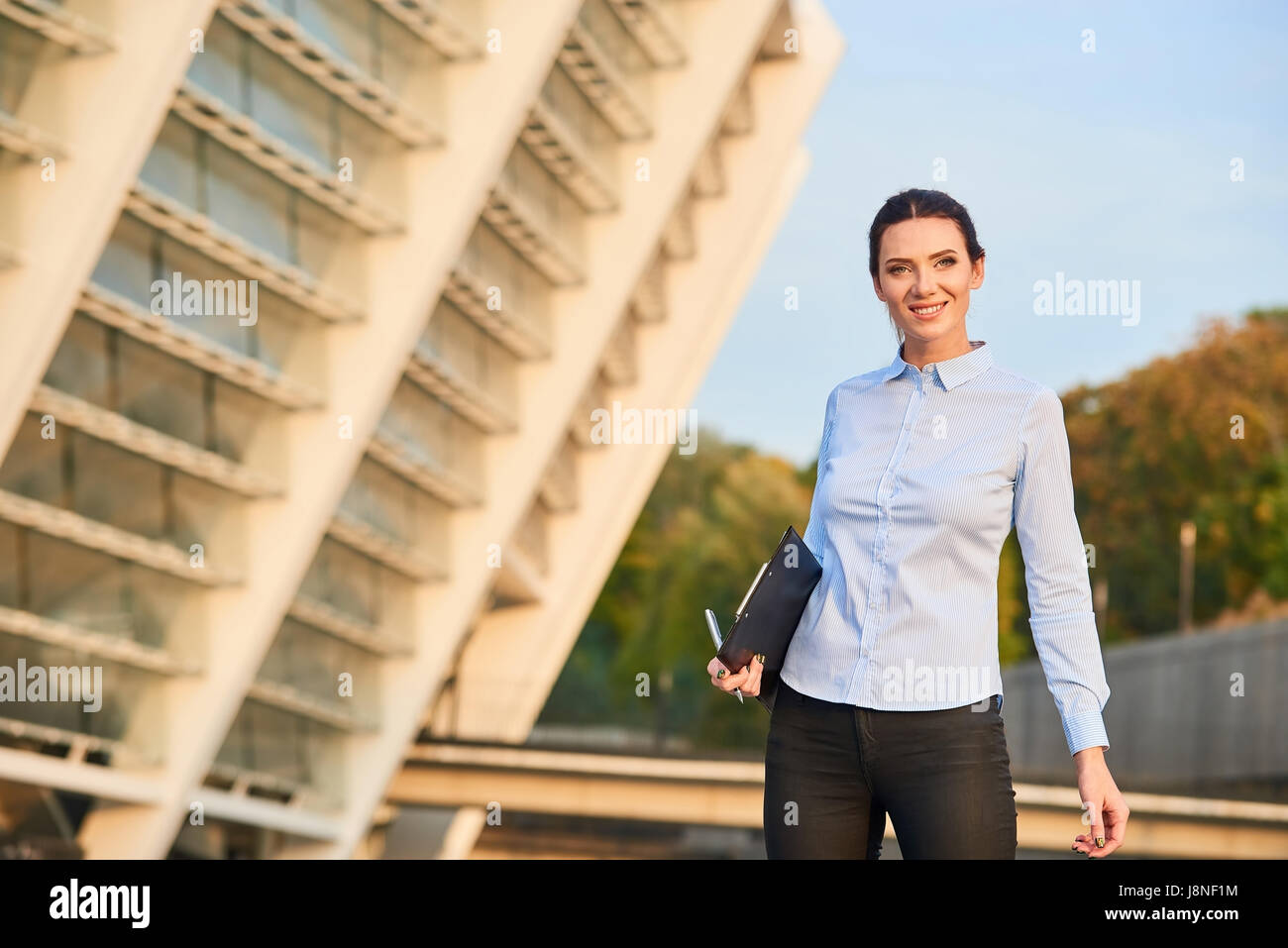 Glücklich Geschäftsfrau im Freien. Stockfoto