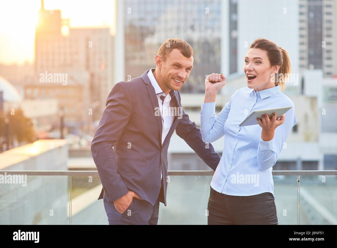 Glückliche Unternehmen paar im Freien. Stockfoto