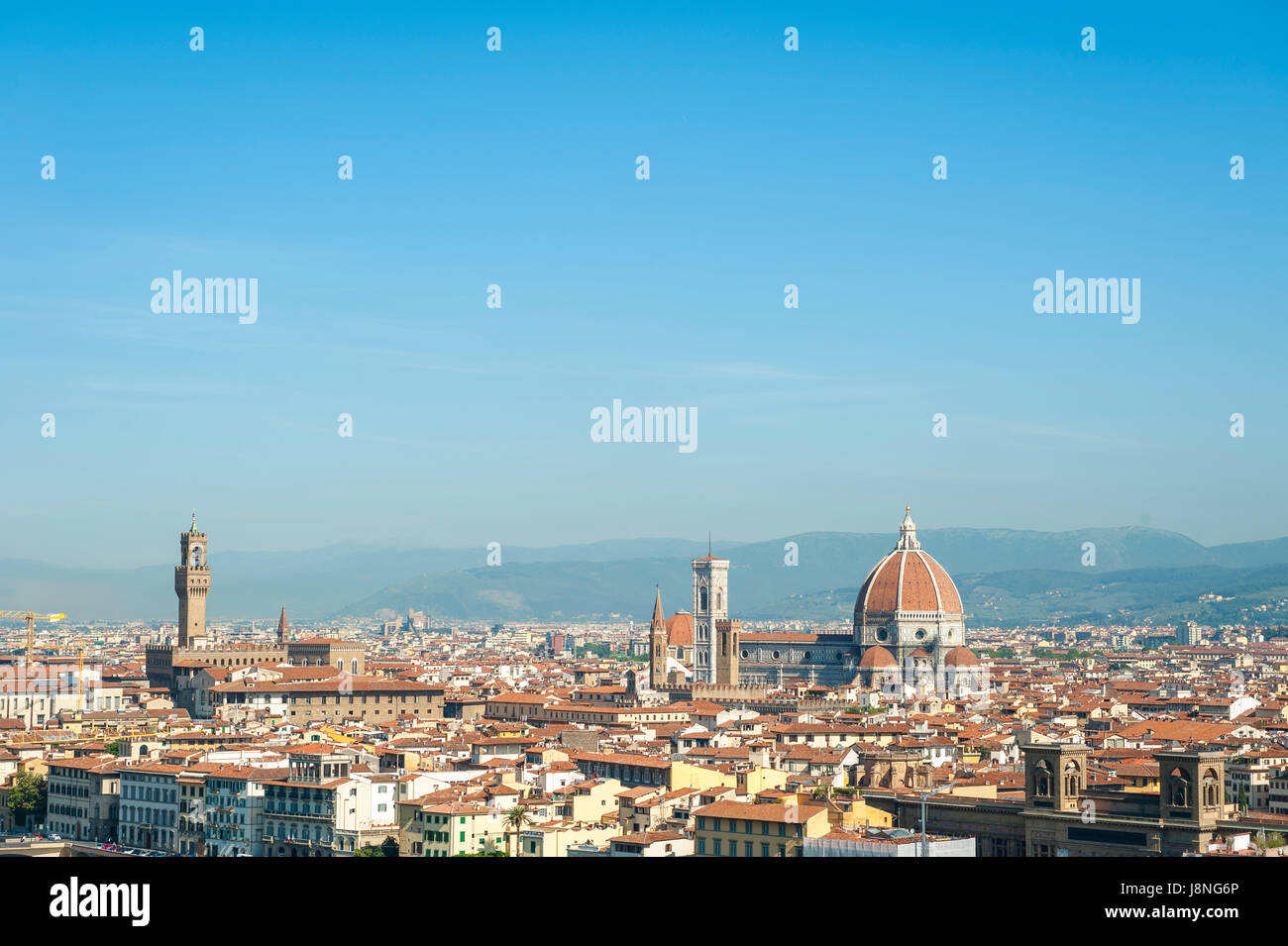 Landschaftlich reizvolle Skyline Blick auf Florenz, Italien dominiert die Terra-Cotta-Kuppel der Cattedrale di Santa Maria del Fiore und der Turm von Arnolfo Stockfoto