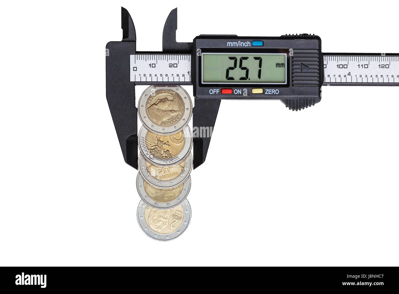 Die digitale Bremssattel misst den Durchmesser der 5 Euro-Münzen mit einem Nominalwert von 2 Euro. Objekte, die isoliert auf weißem Hintergrund Stockfoto