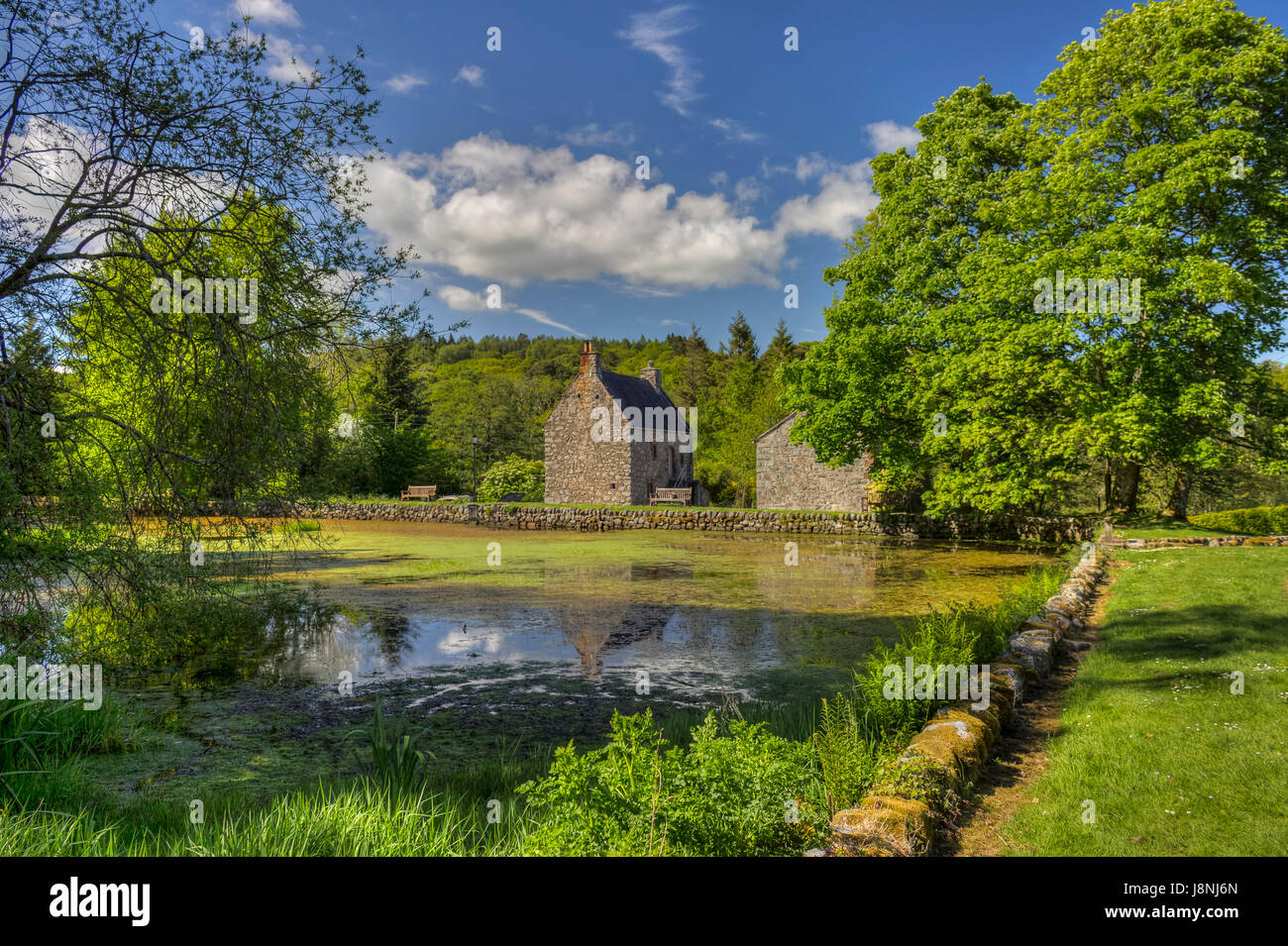 Altes Haus spiegelt sich in den Mühlenteich in neue Abtei, Dumfries and Galloway, Schottland. Stockfoto