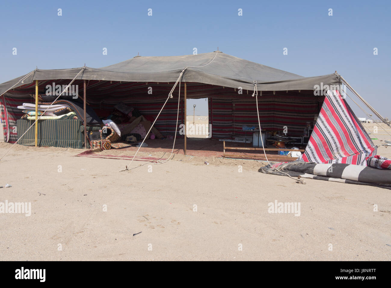 Eine ausrangierte Beduinen-Camp in Kuwait mit Kamelhaar Zelt. Stockfoto