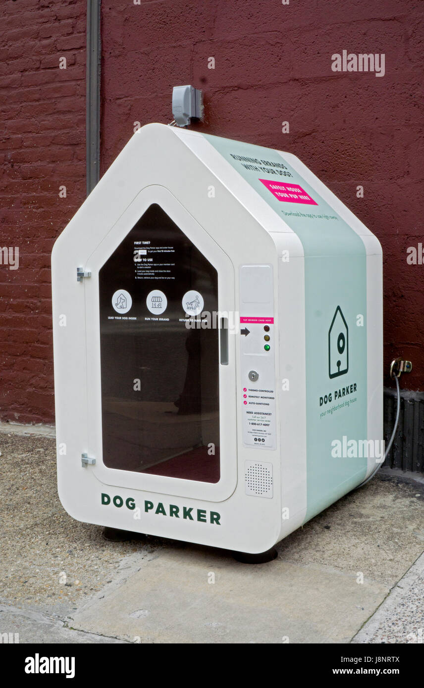 Ein Hund Parker, ein Ort, um einen Hund zu halten, während die Besitzer Geschäfte. In Cobble Hill, Brooklyn, New York City. Stockfoto