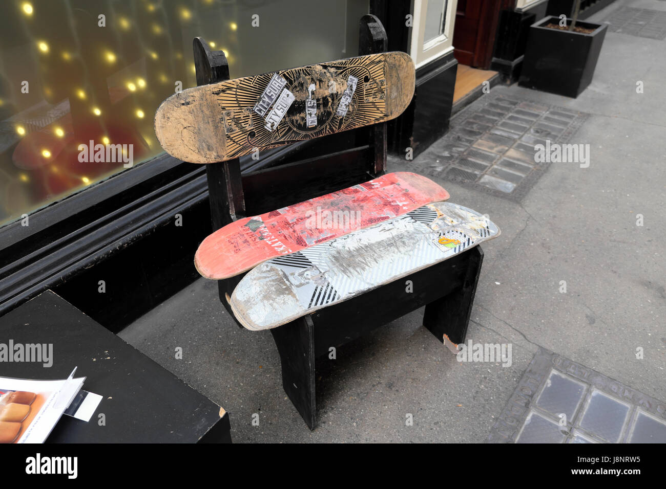 Handgemachte Stuhl Sitzbank aus Recycling-recycelten alten Skateboards Vor einem Arcade-Café in Cardiff Wales Großbritannien KATHY DEWITT Stockfoto