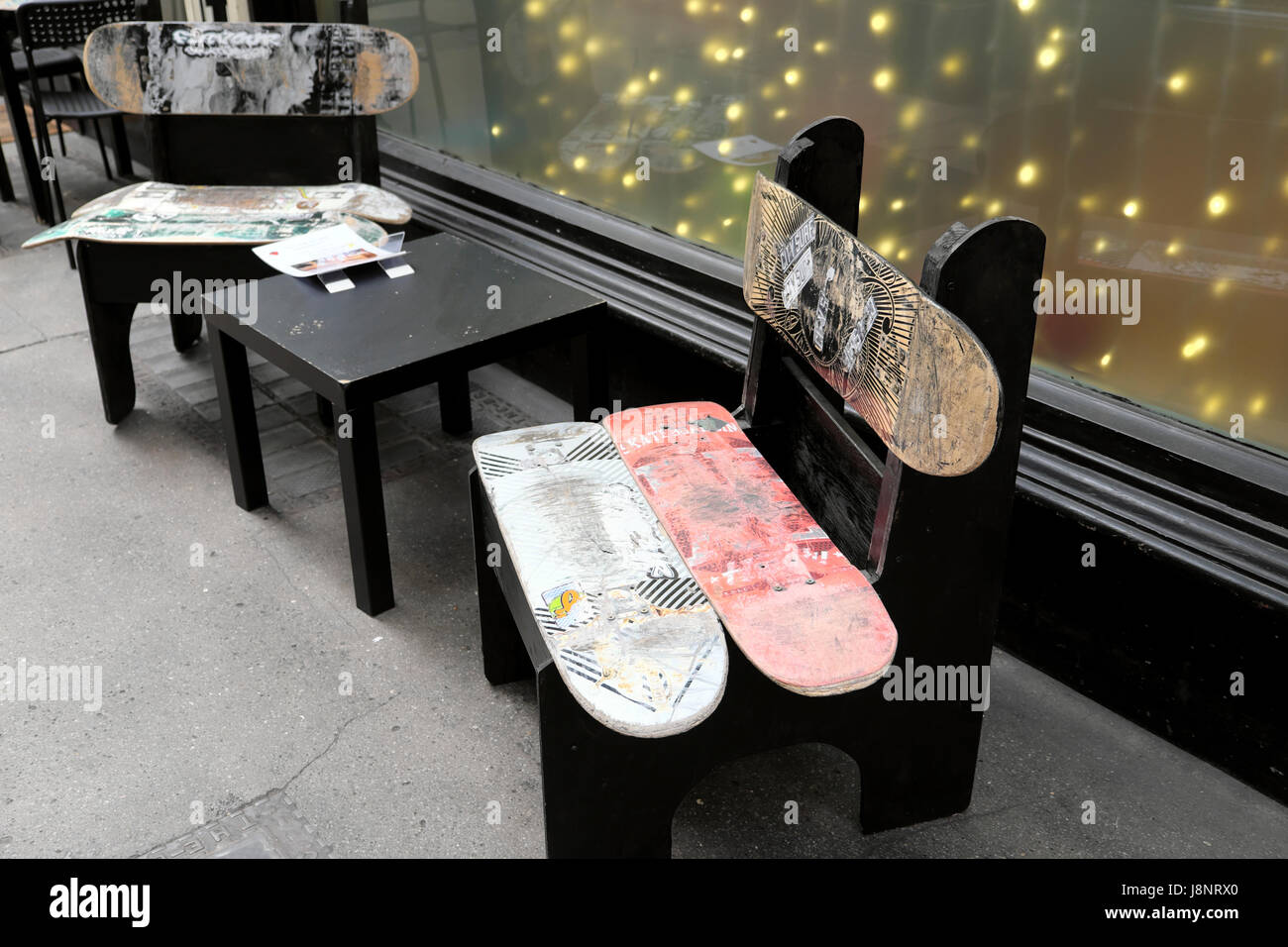 Stuhl aus recyceltem alte Skateboards vor einem Café in Cardiff Wales UK  KATHY DEWITT Stockfotografie - Alamy