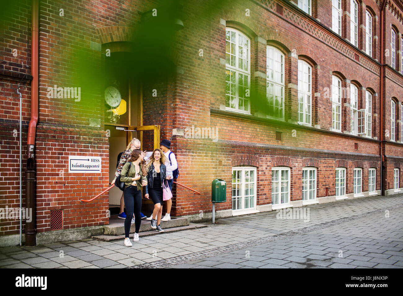 / Schüler (14-15) verlassen Stockfoto