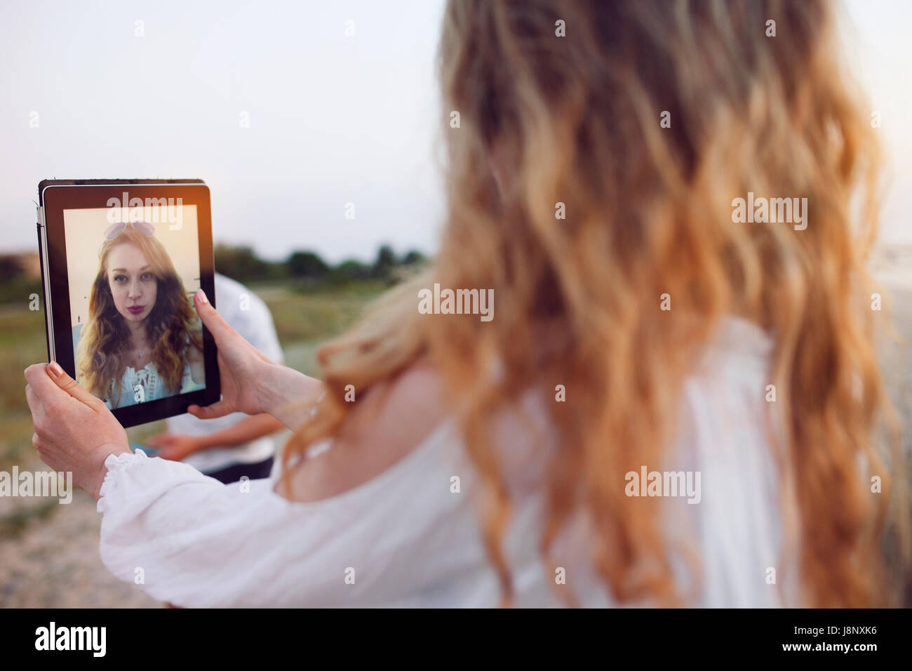 Junge Frau mit tablet Stockfoto