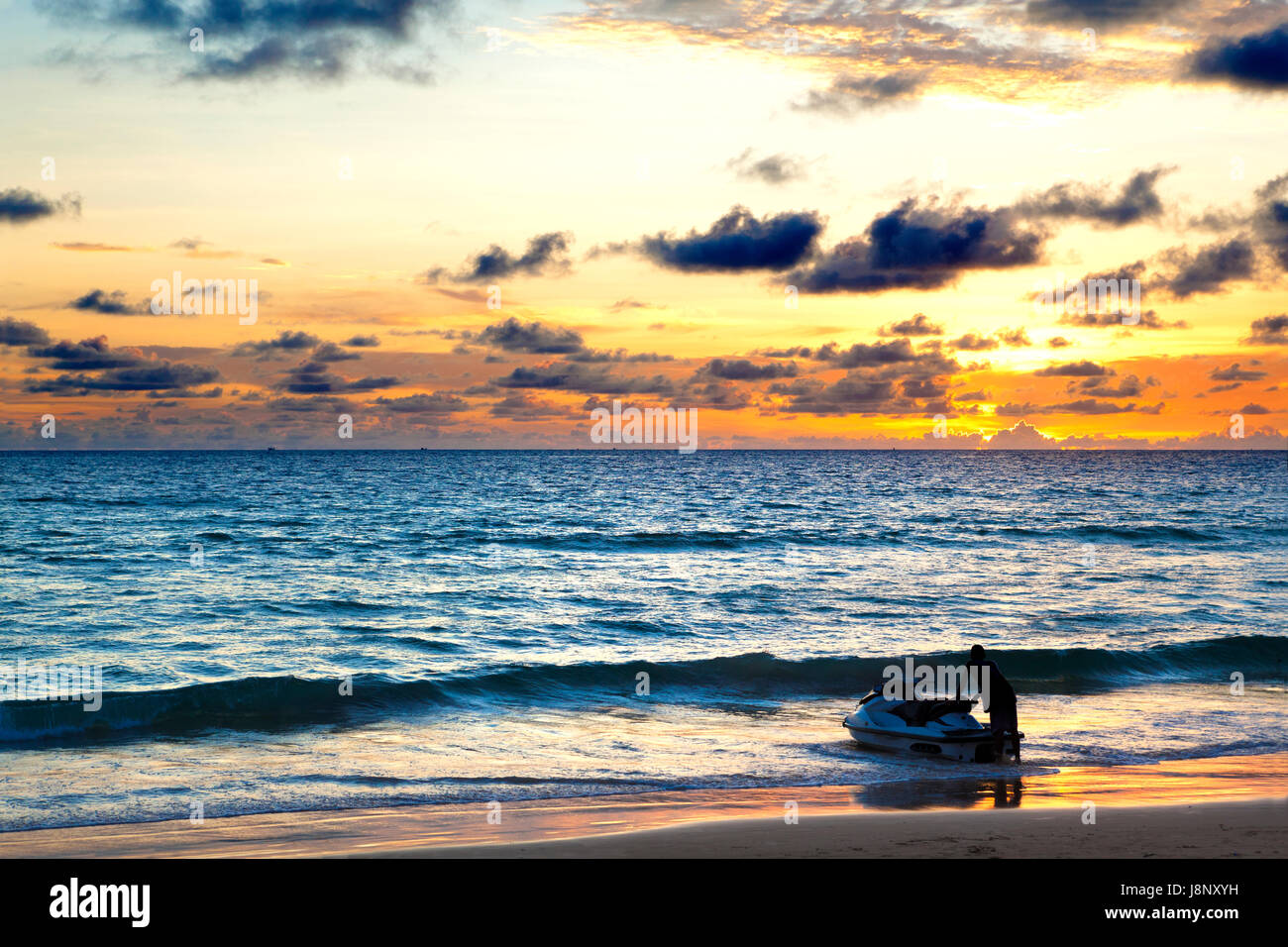 Sonnenuntergang Seelandschaft. Strand und sports.water Roller Stockfoto