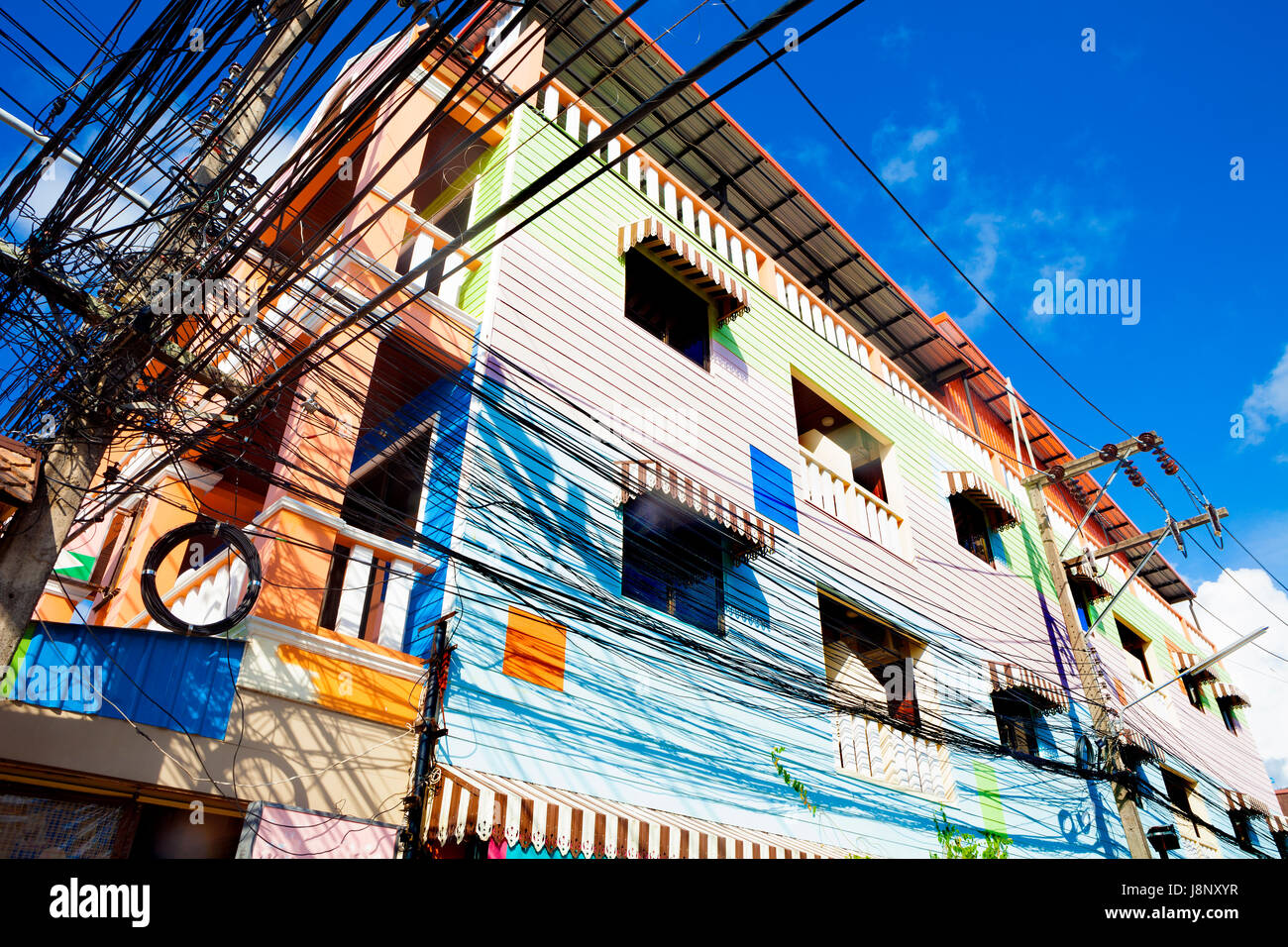 Thailand architecture.colorful Fassade. Leichte Kabel und Lichtmasten Stockfoto