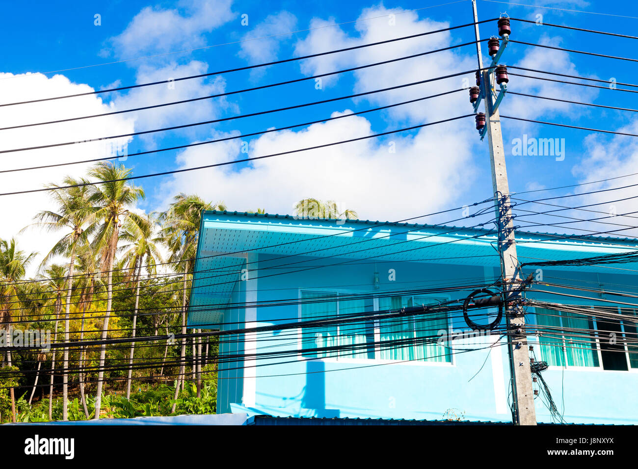 Thailand architecture.colorful Fassade. Leichte Kabel und Lichtmasten Stockfoto