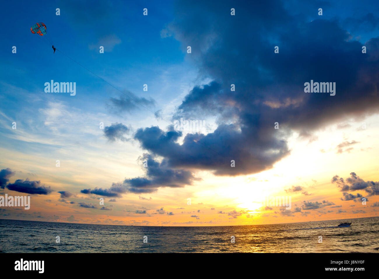 Sonnenuntergang Seelandschaft. Strand und Wassersport. Stockfoto