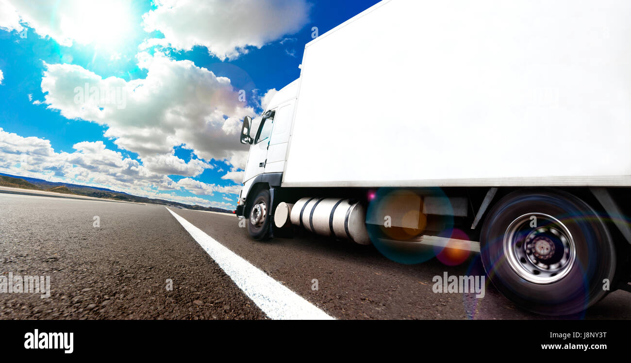 LKW und Transport. LKW-Güterverkehr auf der Straße oder Autobahn zu liefern Stockfoto