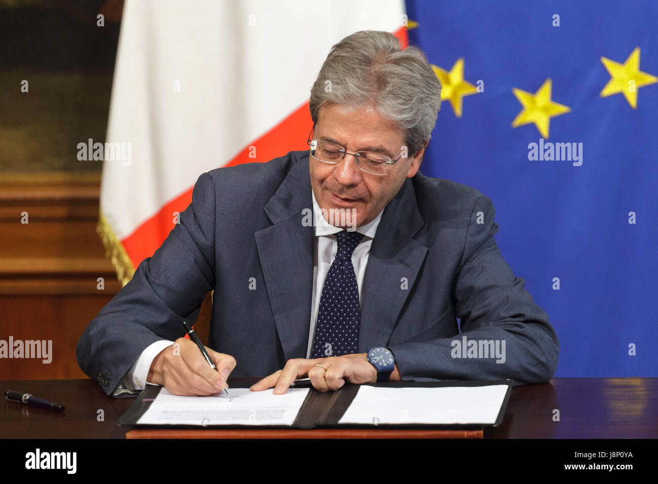 Rom, Italien. 29. Mai 2017. Italienischen Ministerpräsidenten Paolo Gentiloni unterzeichnet ein Dekret des Präsidenten für einen langfristigen Plan, an denen erhebliche Ressourcen und Investitionen für Wachstum, Infrastruktur und Technologie für 47 Milliarden für die nächsten 15 Jahre an Chigi Palast. Bildnachweis: Giuseppe Ciccia/Pacific Press/Alamy Live-Nachrichten Stockfoto