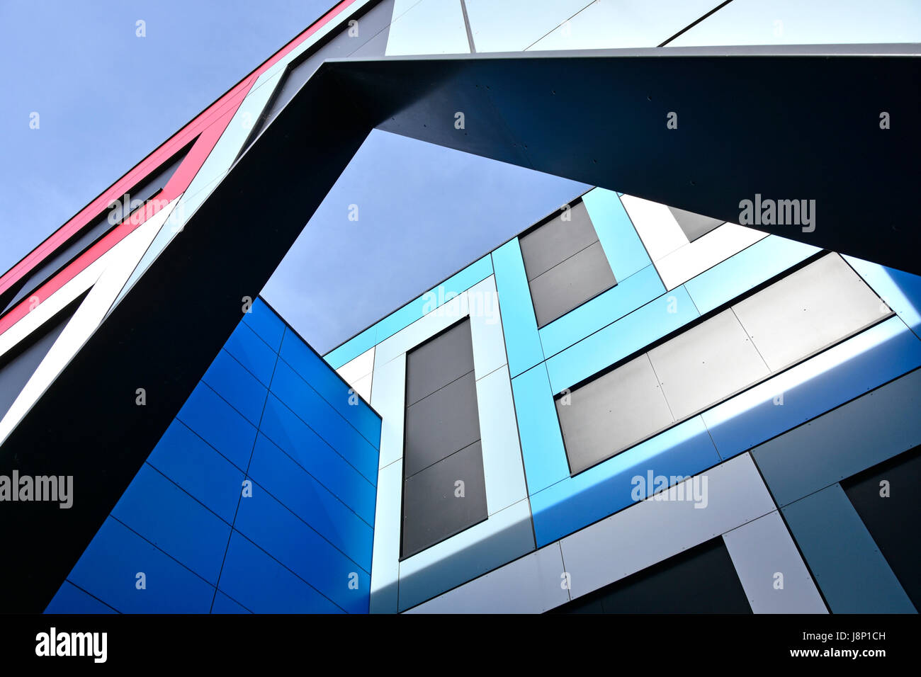 Moderne Architektur Gebäude & Struktur Details Form abstrakter Muster formt, Farbe Dreiecken Rechtecken und Schatten mit dem blauen Himmel über Essex UK Stockfoto